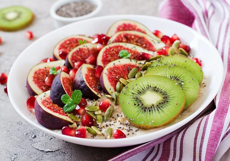 Delicious and healthy oatmeal with figs, kiwi and pomegranate.