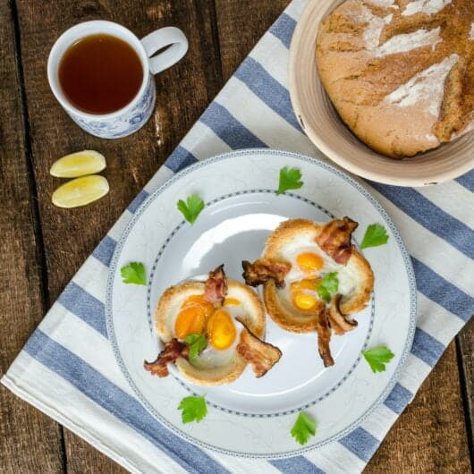 Baked Eggs And Bacon in Toast Cups